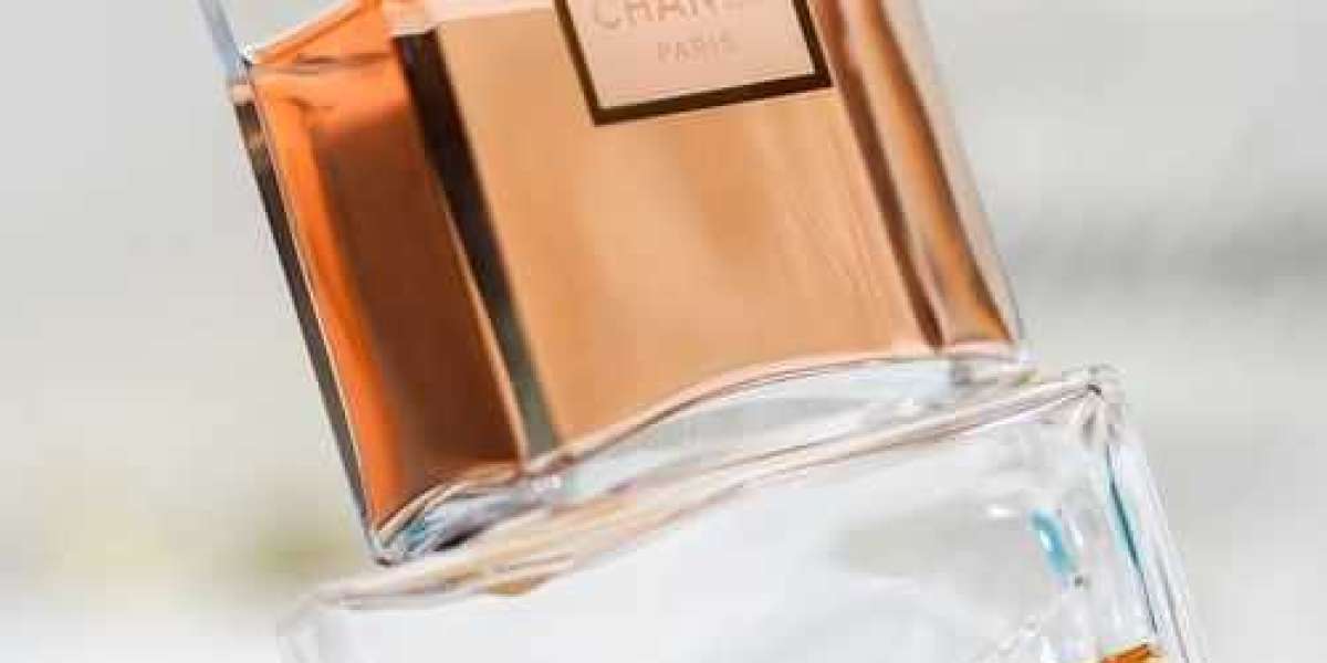 Floral Scents Through the Seasons: Best Blooms for Every Month