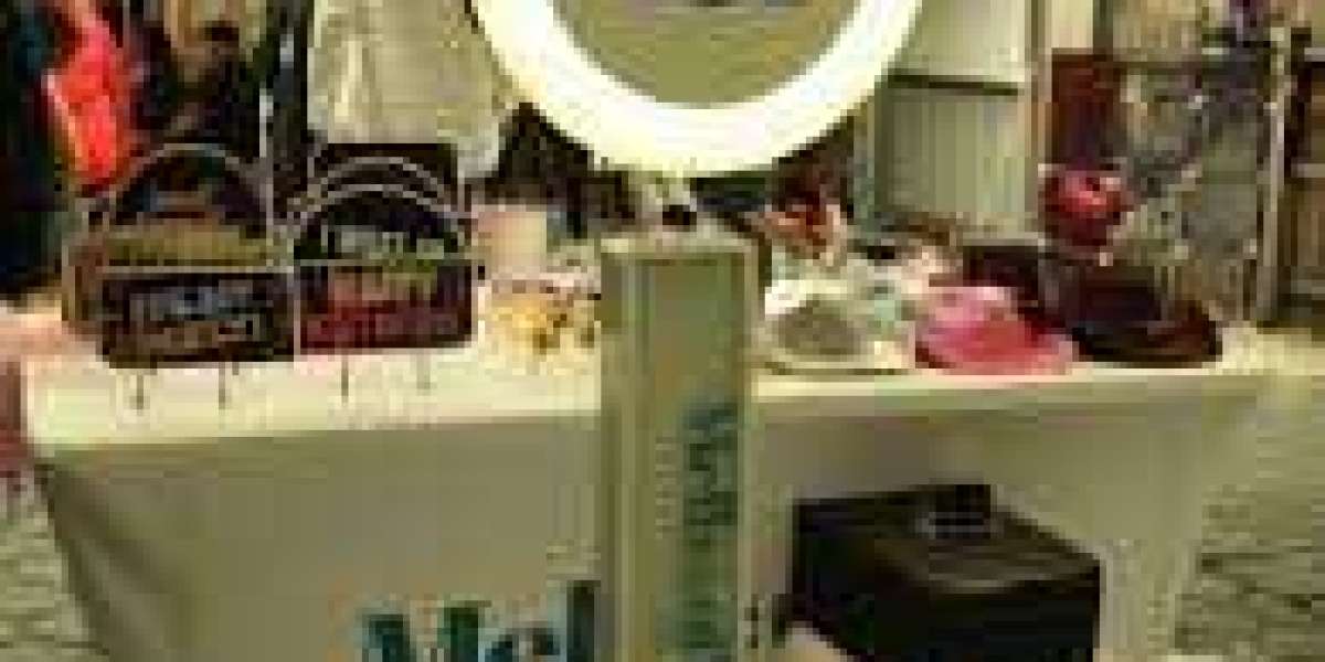 Choosing Between Mirror Booths and Traditional Booths for Your Next Event