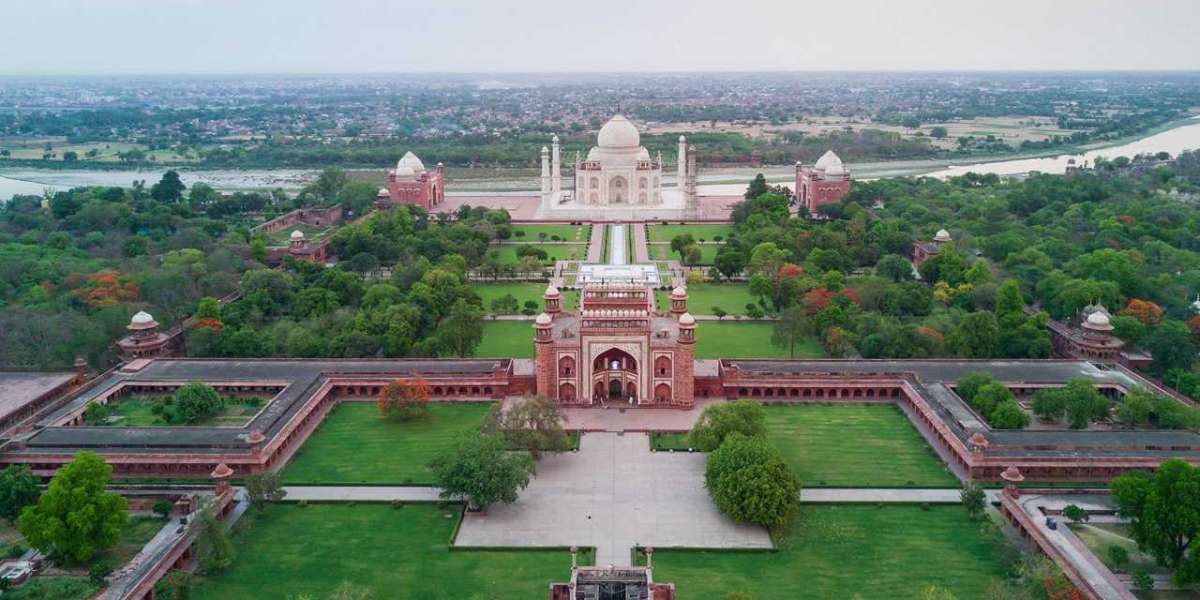 How Can Homeowners in Agra Turn Their Unused Home Space into Short-Term Storage for Tourists?