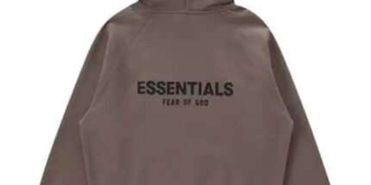 Essentials Tracksuit: A Perfect Balance of Sport, Street, and Simplicity