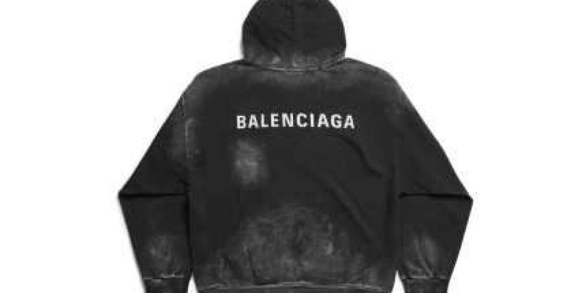 Collezione di Felpe Balenciaga: Icone di Moda tra Comfort e Lusso