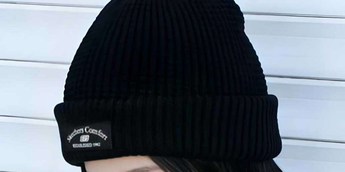 一頂搞定所有穿搭！Skechers深黑針織帽的懶人時尚學