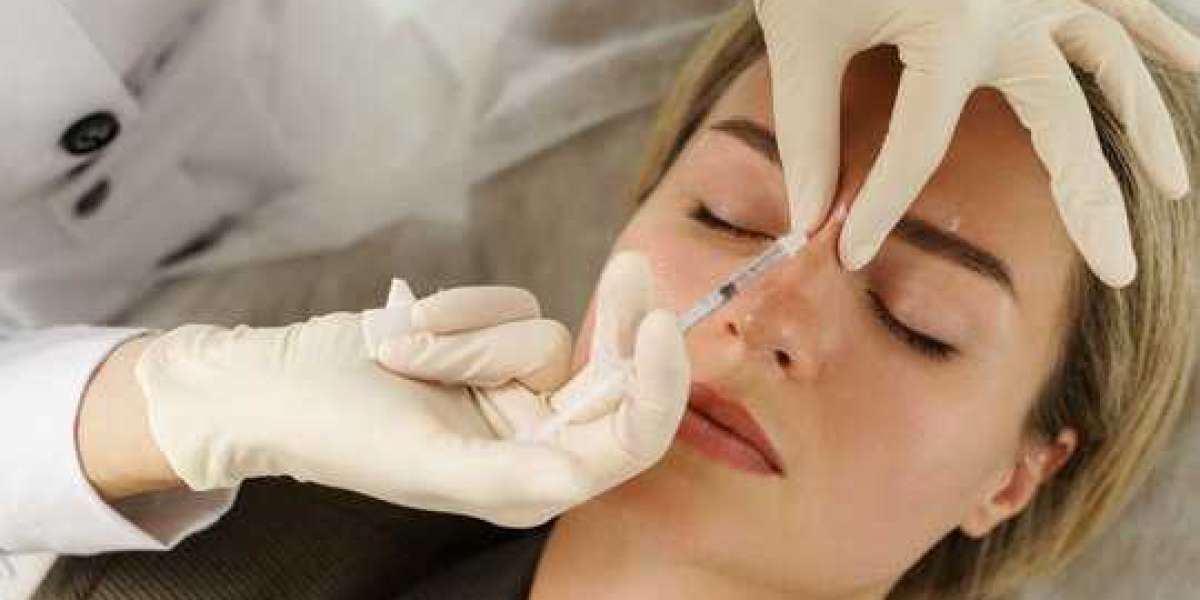 البوتوكس لعلاج المسام الواسعة: هل يعمل حقاً؟ وكيف يمنحكِ بشرة مثالية؟