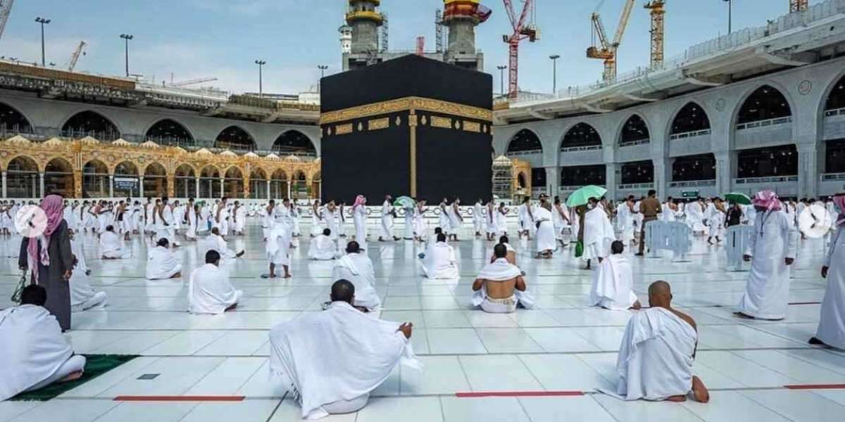 Are there group or private December Umrah packages available?