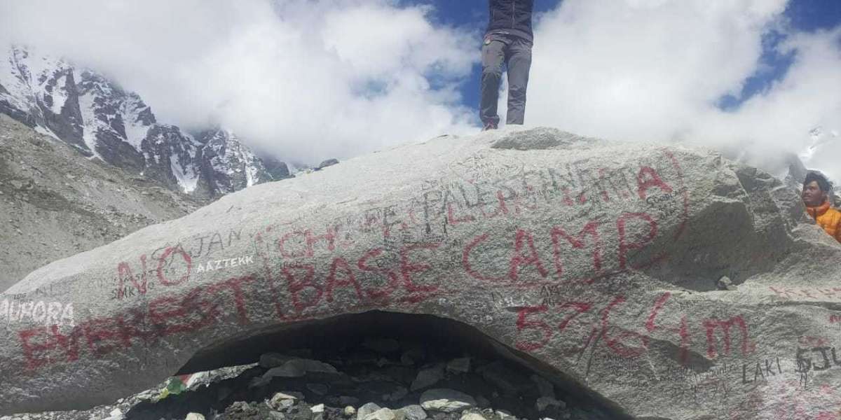 How to Use a Portable Pulse Oximeter Daily on the Everest Base Camp Trek