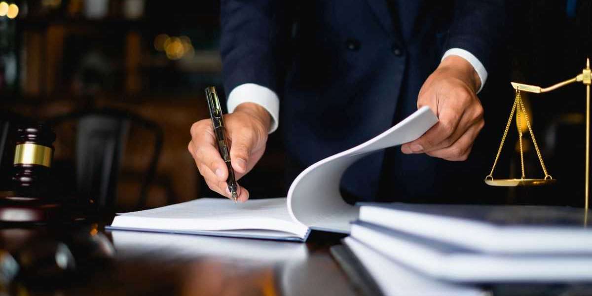 How an Immigration Lawyer in Toronto Provides Expert Guidance for Visas, Work Permits, and Permanent Residency Applicati